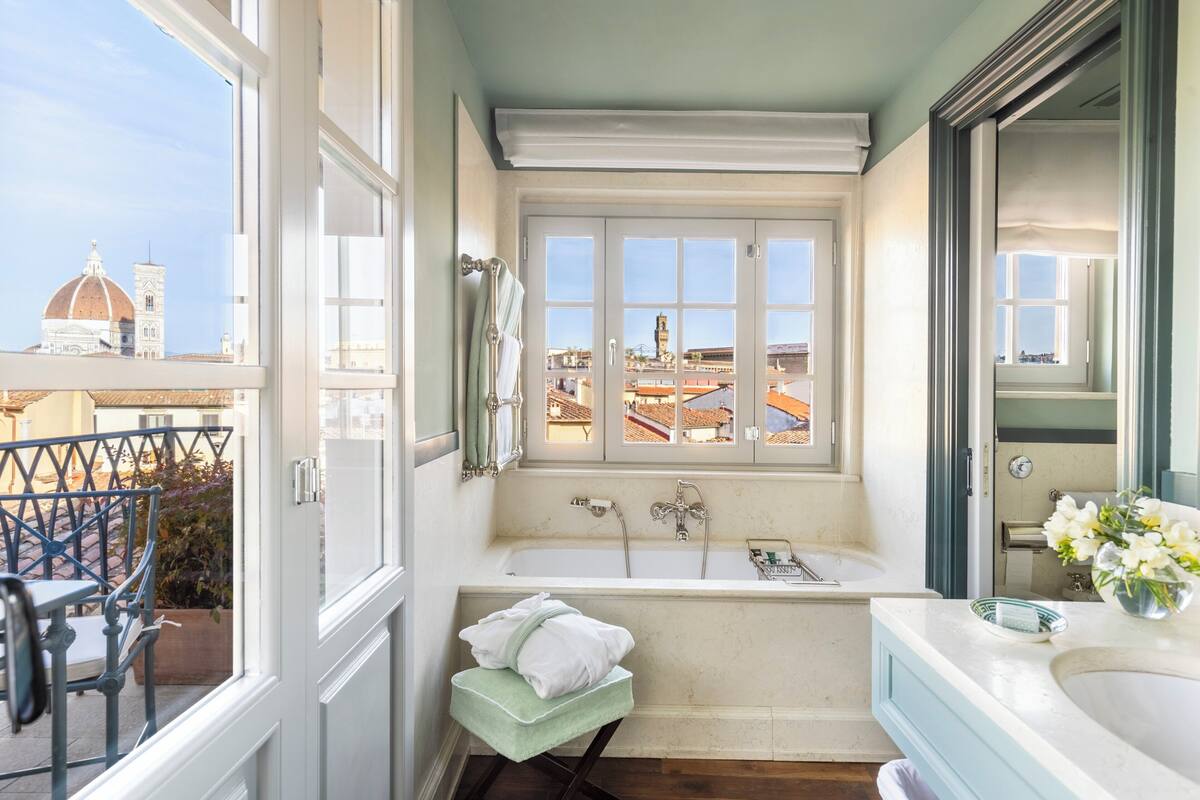 Penthouse | Baño | Amenidades de baño gratuitas, secadora de cabello, batas, pantuflas 