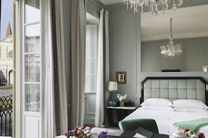 The Santa Maria Novella Master Suite | Luxe beddengoed, een gratis minibar, een kluis op de kamer