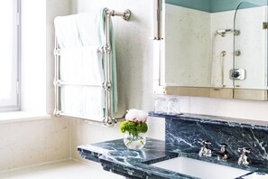 Kostenlose Toilettenartikel, Haartrockner, BademÀntel, Hausschuhe
