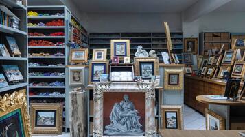 Habitació amb prestatges plens d'obres d'art i objectes decoratius emmarcades.