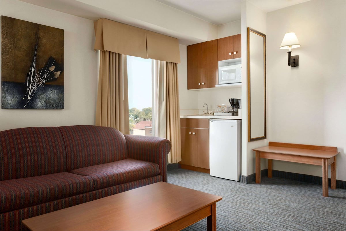 suite, 1 queen bed, non smoking | desk, blackout curtains, iron/ironing board, free cots/infant beds