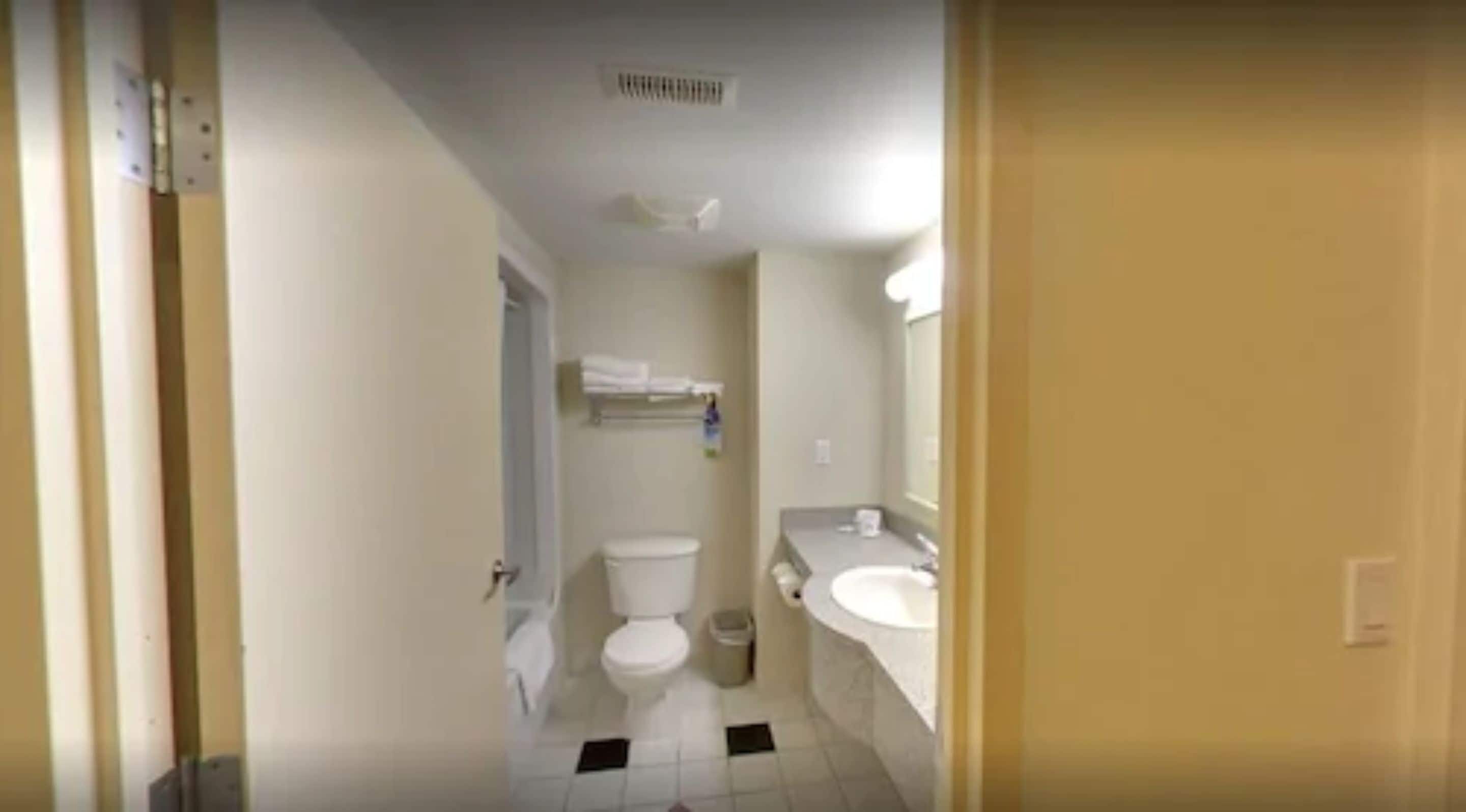 suite, 1 queen bed, non smoking | bathroom | free toiletries, hair dryer, towels