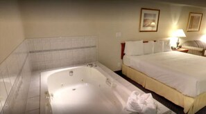 Suite, 1 cama de matrimonio grande con sofá cama, no fumadores (Jacuzzi) | Escritorio, cortinas opacas, tabla de planchar con plancha