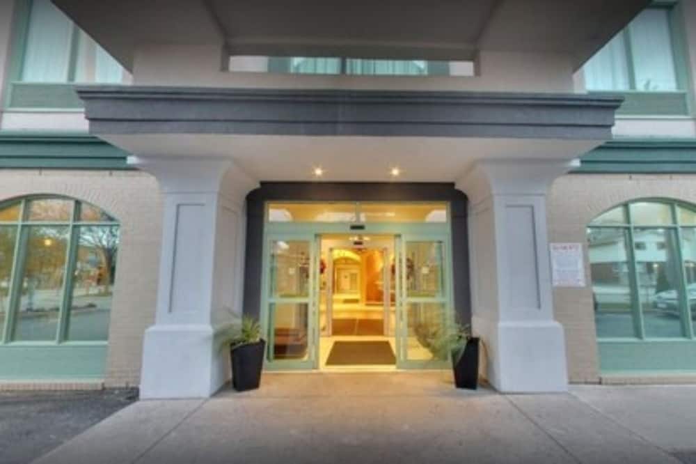 Days Inn & Suites by Wyndham Niagara Falls Centre St. By the Falls