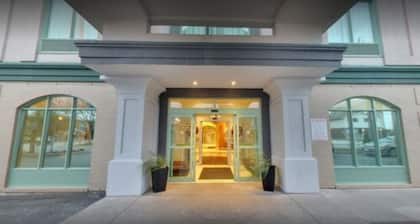 Days Inn & Suites by Wyndham Niagara Falls Centre St. By the Falls