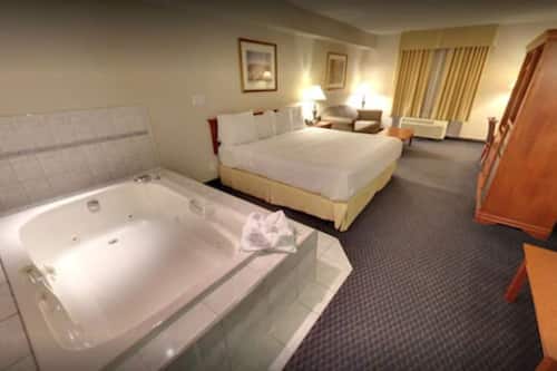 Suite, 1 King Bed with Sofa bed, Non Smoking (Jacuzzi)