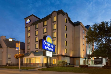 Exterior. Days Inn & Suites by Wyndham Niagara Falls Centre St. By the Falls