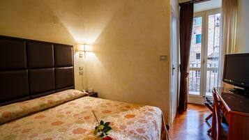 Copriletto in piuma, minibar, una cassaforte in camera