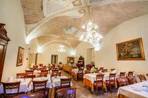 Free daily buffet breakfast  - Hotel Fortuna (Perugia)