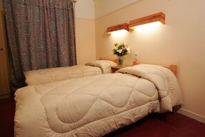 Desk, blackout drapes, free WiFi, bed sheets - Alma Hotel (Athens)