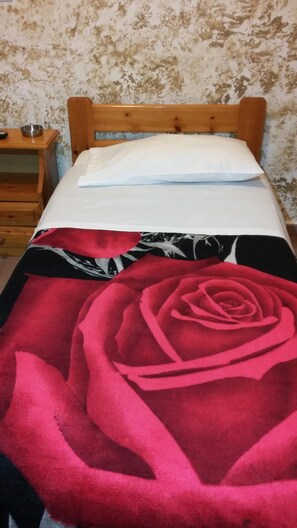 Desk, blackout drapes, free WiFi, bed sheets - Alma Hotel (Athens)