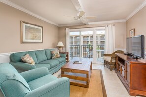 Standard Condo, 1 Bedroom, Resort View | Living area