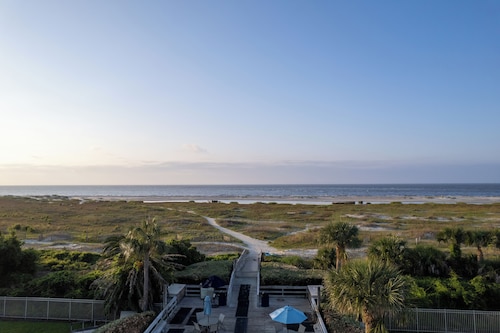 Hodnett Cooper's Beach Club