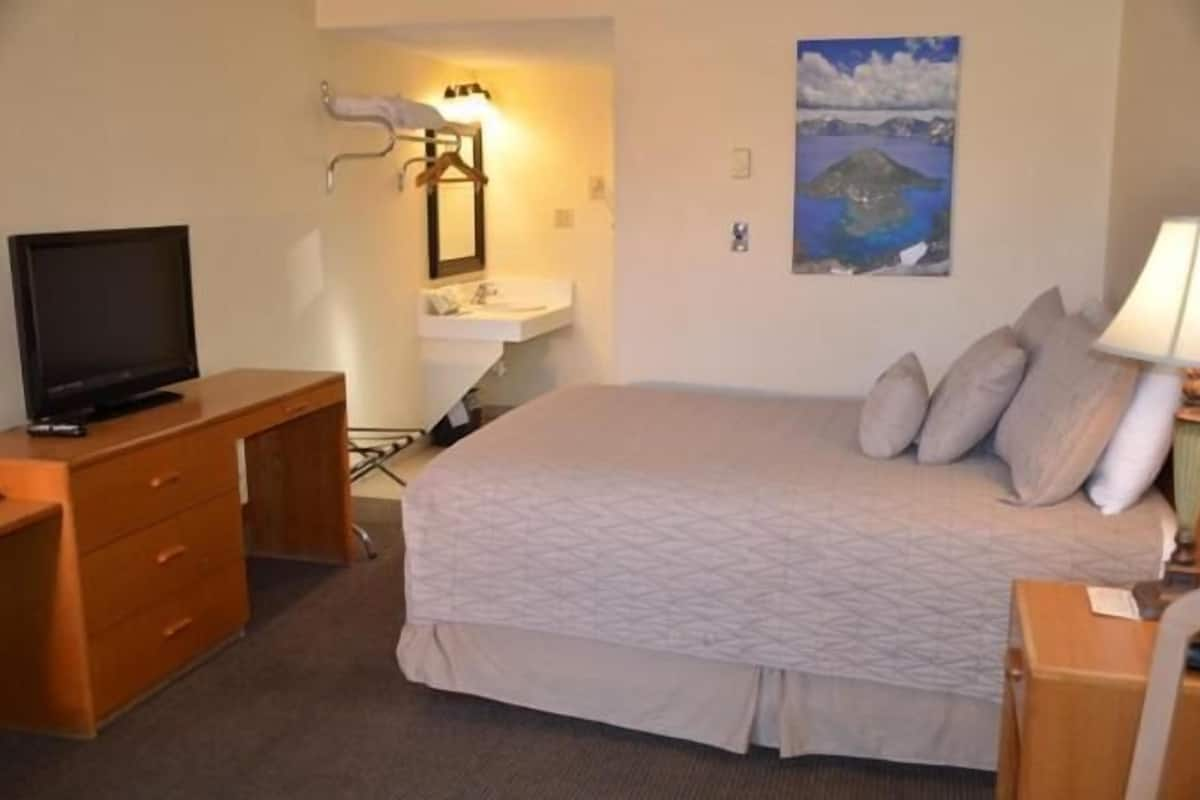 1 Queen Bed (No Pets Allowed) | Desk, blackout drapes, iron/ironing board, free WiFi