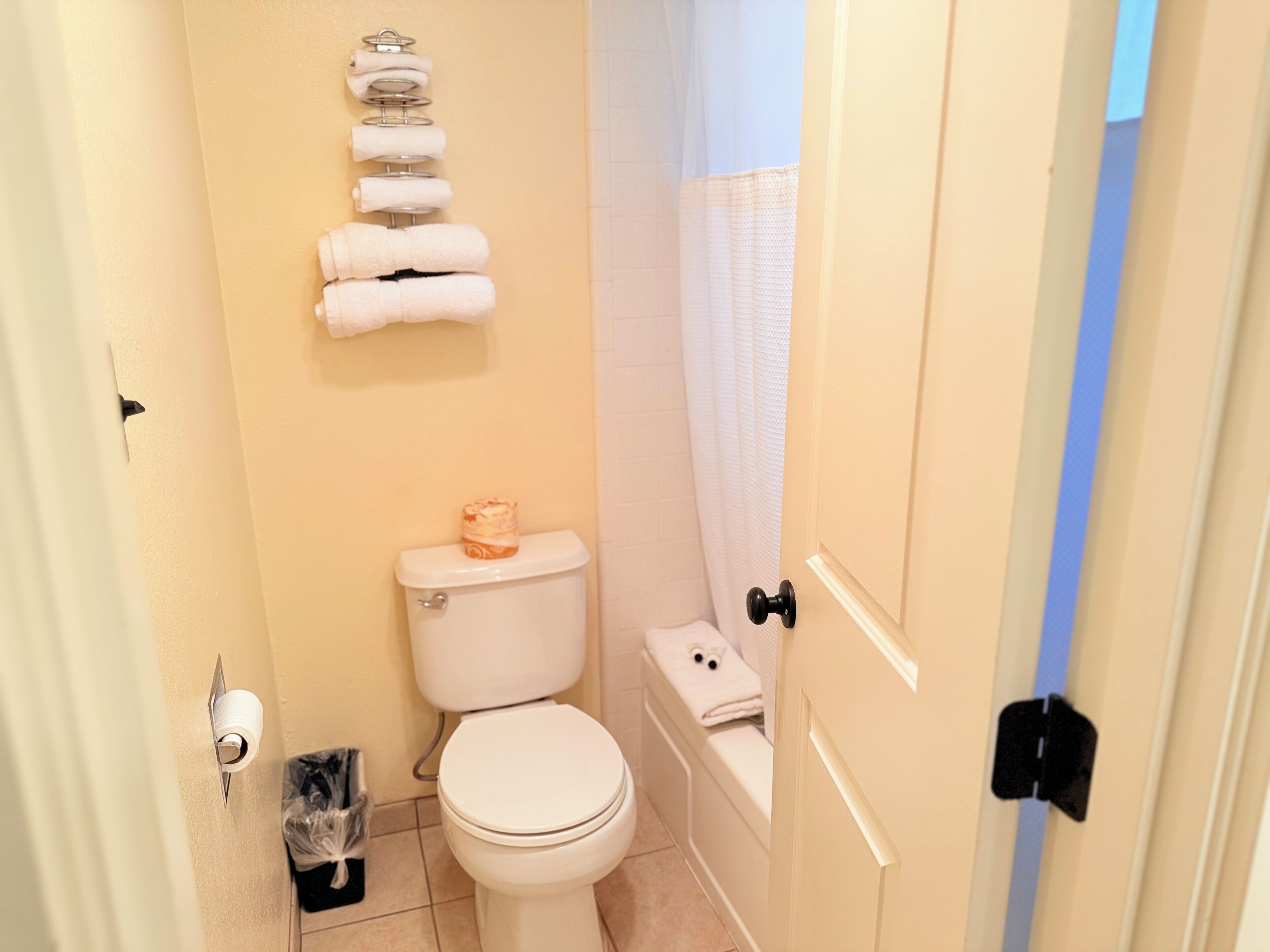 Ein kleines Badezimmer mit Toilette, Waschbecken und Duschvorhang.