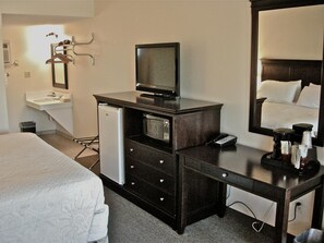 1 King Bed (No Pets Allowed) | 1 bedroom, desk, blackout drapes, iron/ironing board
