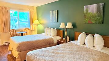 Habitació estàndard, diversos llits (Pet Friendly) | Escriptori, cortines opaques, planxa i posts de planxar i wifi gratuïta