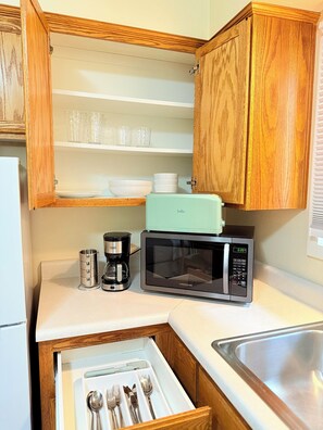 2 Queen Beds With Kitchen (No Pets Allowed) | Private kitchen | Fridge, microwave, coffee/tea maker - Timbers INN and Suites (Ashland)