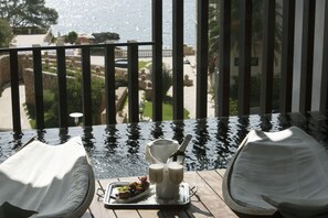 Premium bedding, down duvets, minibar, in-room safe - Hospes Maricel & Spa, Palma de Mallorca, a Member of Design Hotels (Calvia)
