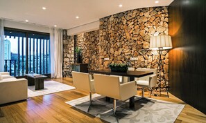 Ropa de cama de alta calidad, cubrecamas y minibar