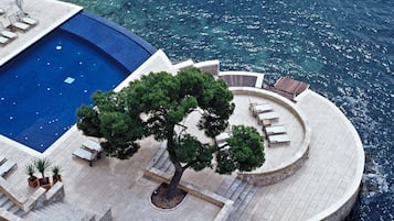 Een binnenzwembad, een seizoensgebonden buitenzwembad