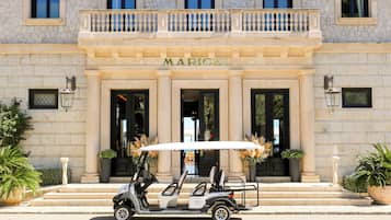 Innenpool, Außenpool (je nach Saison geöffnet), Sonnenschirme