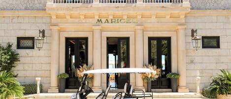 Indoor pool, seasonal outdoor pool, pool umbrellas, sun loungers