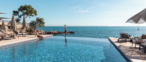Inomhuspool, en säsongsöppen utomhuspool, parasoller och solstolar