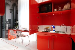 Estudio, en edificio contiguo (Double Occupancy) | Minibar y caja de seguridad en la habitación 