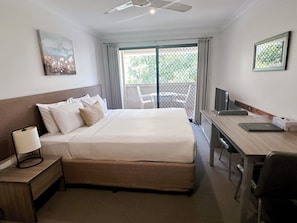 Desk, laptop workspace, soundproofing, iron/ironing board - Quest Ascot (Ascot)