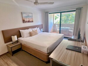1 bedroom, desk, laptop workspace, soundproofing