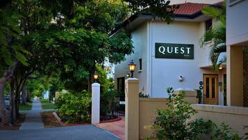 واجهة المنشأة - في المساء/الليل