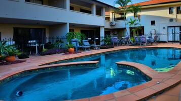 حمّام سباحة خارجي