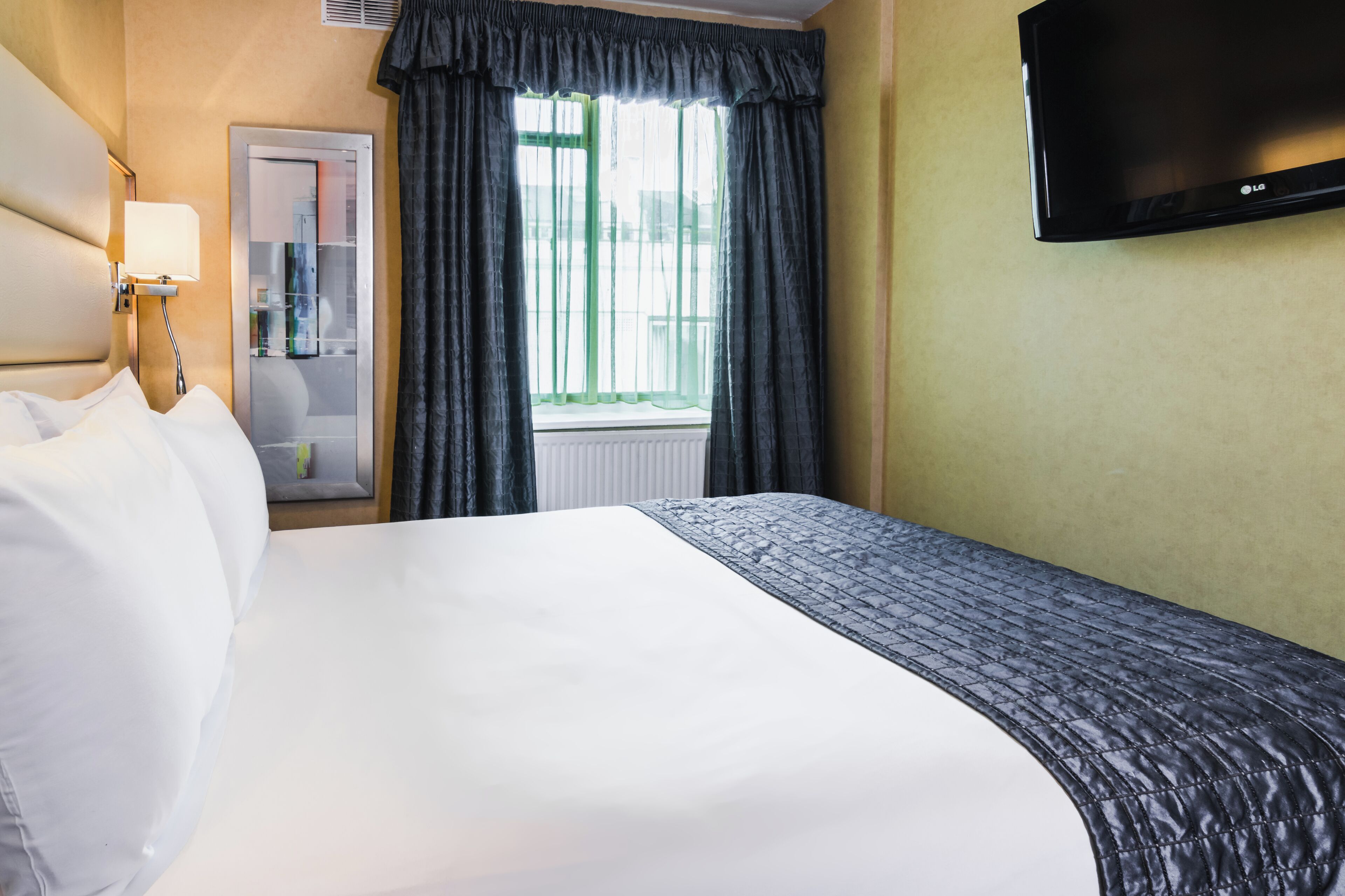 客房內保險箱、書桌、遮光布/窗簾、熨斗/熨衣板