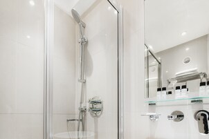 디럭스 더블룸 | 욕실 | 무료 세면용품, 헤어드라이어, 타월