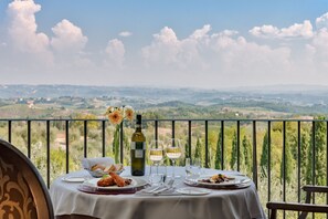 2 restauranter; serverer morgenmad, frokost og italienske retter