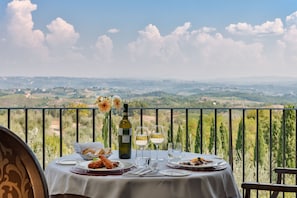 2 restaurants, servant le déjeuner et le dîner; cuisine italienne
