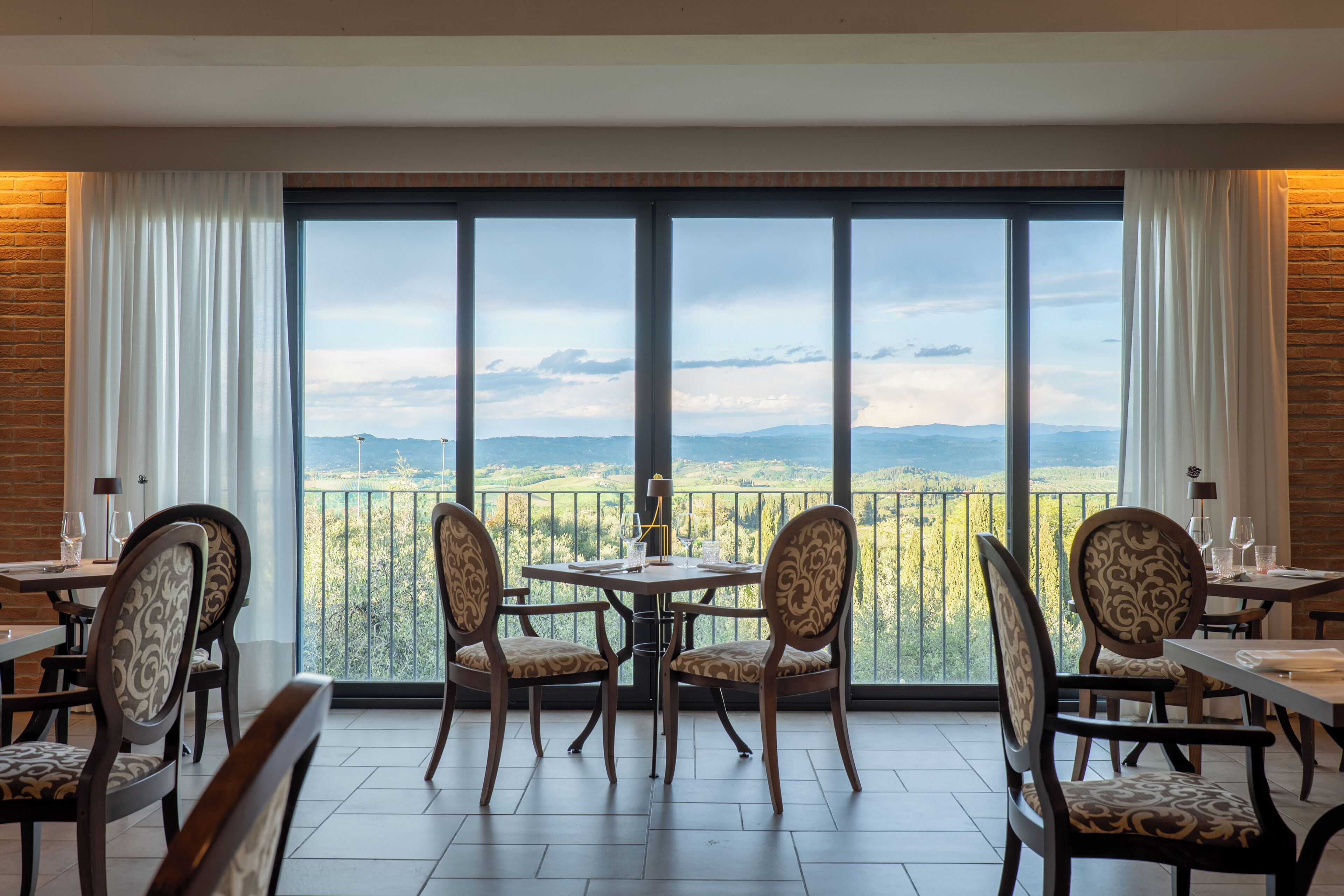 2 restaurants, breakfast, lunch, dinner served; italian cuisine