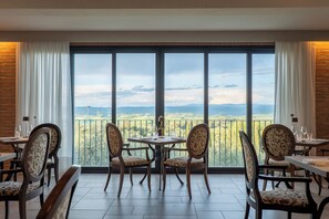 2 restaurants, breakfast, lunch, dinner served; Italian cuisine 