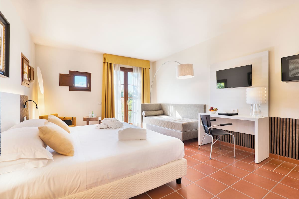 Premium bedding, down comforters, minibar, in-room safe