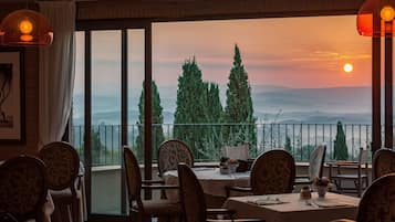 2 ristoranti, aperti a colazione, a pranzo e a cena, cucina italiana
