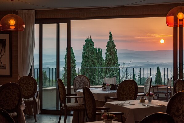 2 restaurants, servant le déjeuner et le dîner; cuisine italienne