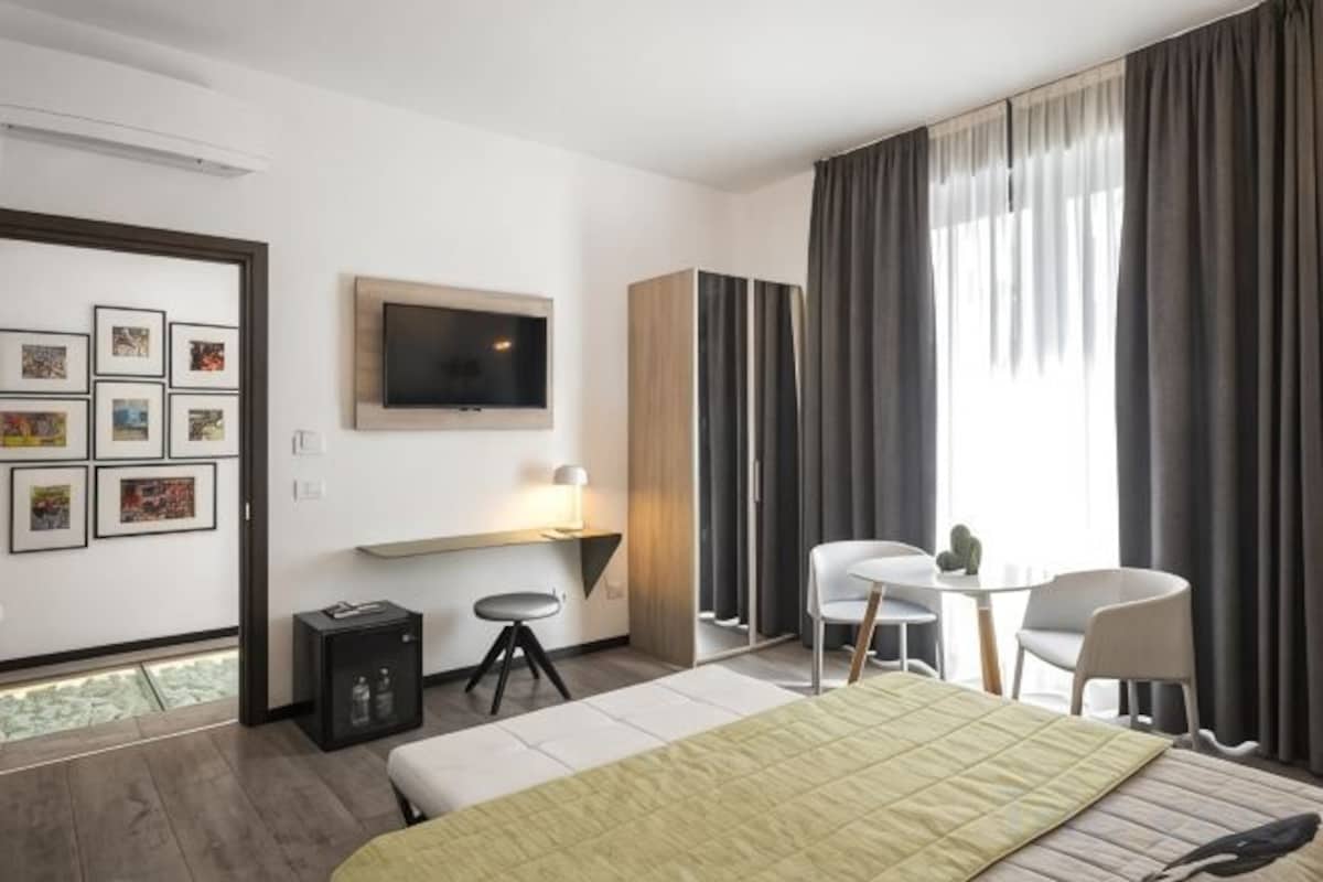 In-room safe, desk, WiFi (free), bed sheets