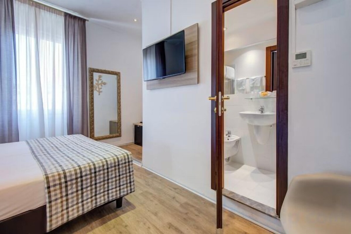 In-room safe, desk, WiFi (free), bed sheets