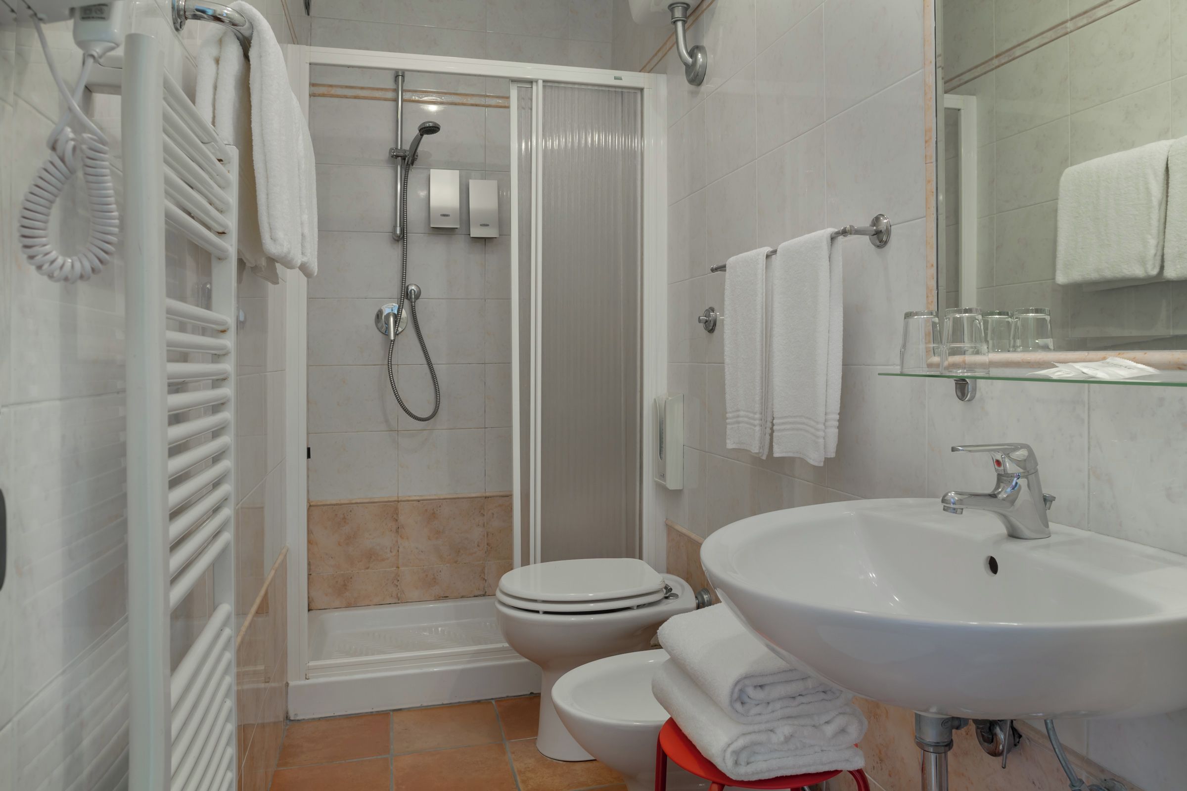 Ein Badezimmer mit Dusche, Toilette und Waschbecken.