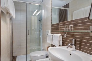 Bathroom | Shower, hair dryer, bidet - Kursaal and Ausonia Hotel (Florence)