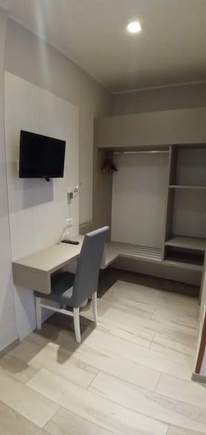 Single Room | Down comforters, in-room safe, desk, free WiFi