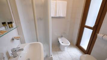 Doccia, set di cortesia gratuito, asciugacapelli, bidet