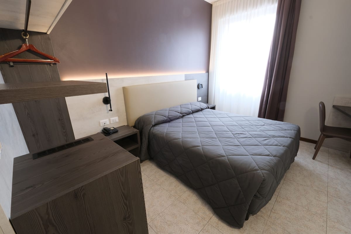 Down duvets, in-room safe, desk, free WiFi