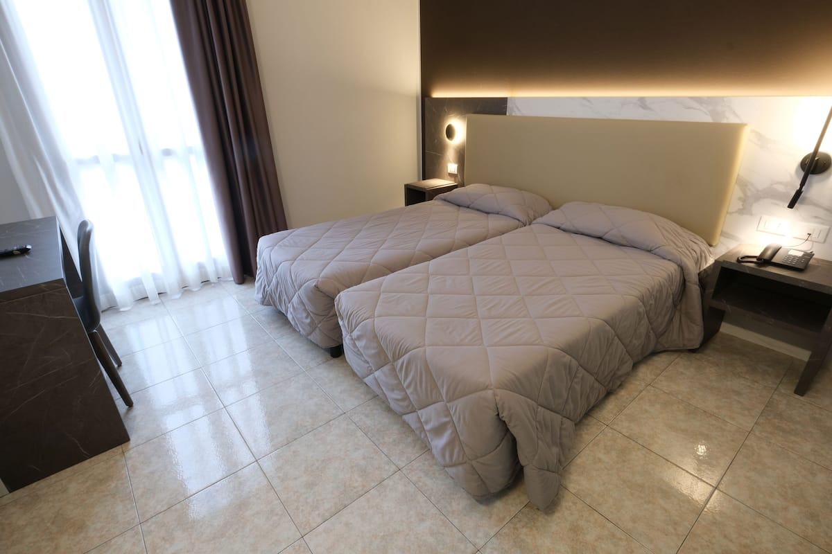 twin room | down duvets, in-room safe, desk, free wifi